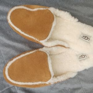 New w/o tags UGG slippers size 9 (fit more like 8)